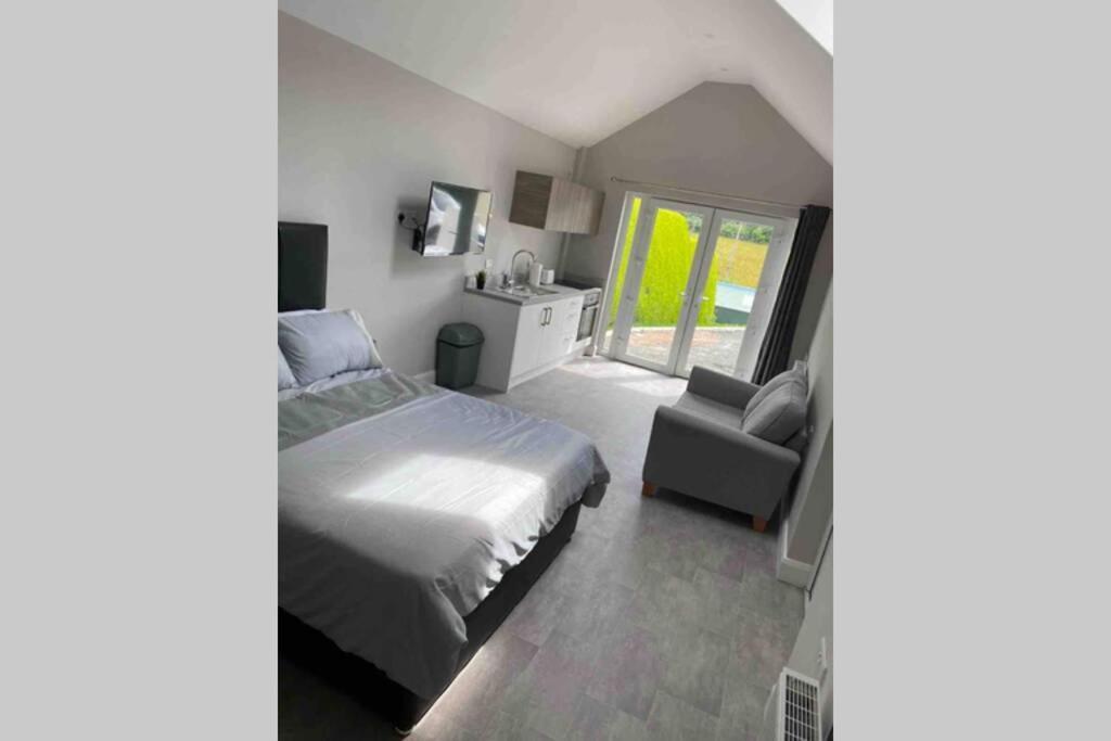 The Forest Chalet - Stunning Studio Apartment Ballycastle Exteriör bild
